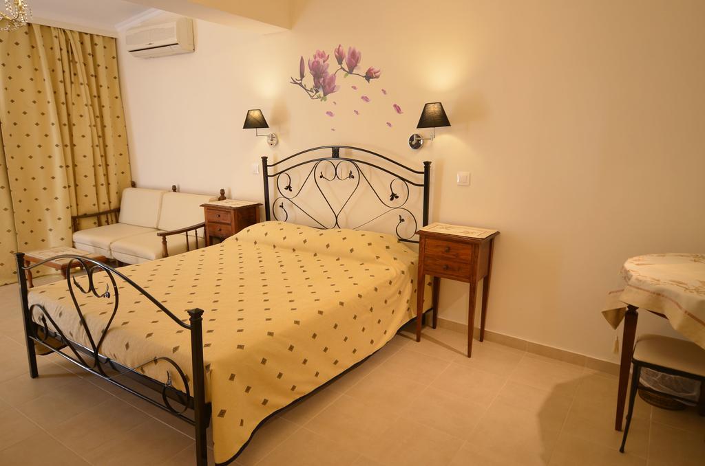 Golden Fox Studios And Suites Lákonesz Kültér fotó