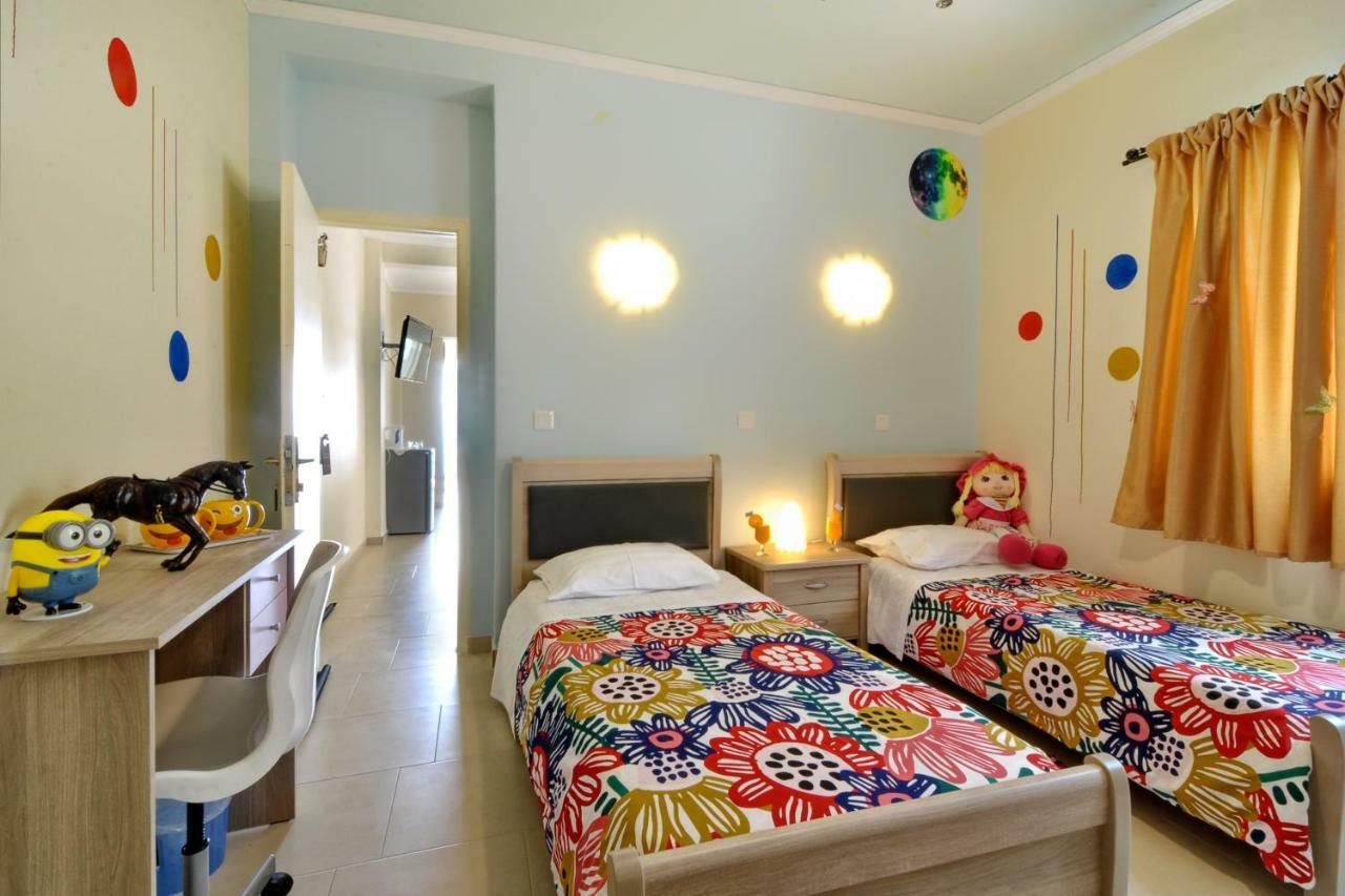Golden Fox Studios And Suites Lákonesz Kültér fotó