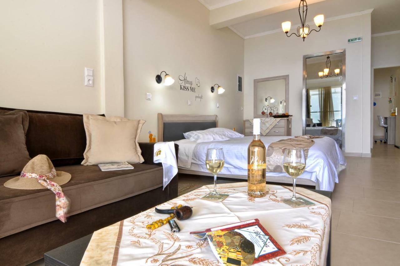 Golden Fox Studios And Suites Lákonesz Kültér fotó