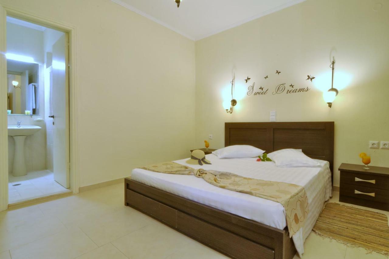 Golden Fox Studios And Suites Lákonesz Kültér fotó
